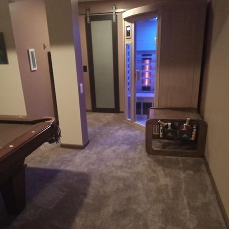 Super Suite With Sauna, Pool Table And Arcade Game แลนซิ่ง ภายนอก รูปภาพ